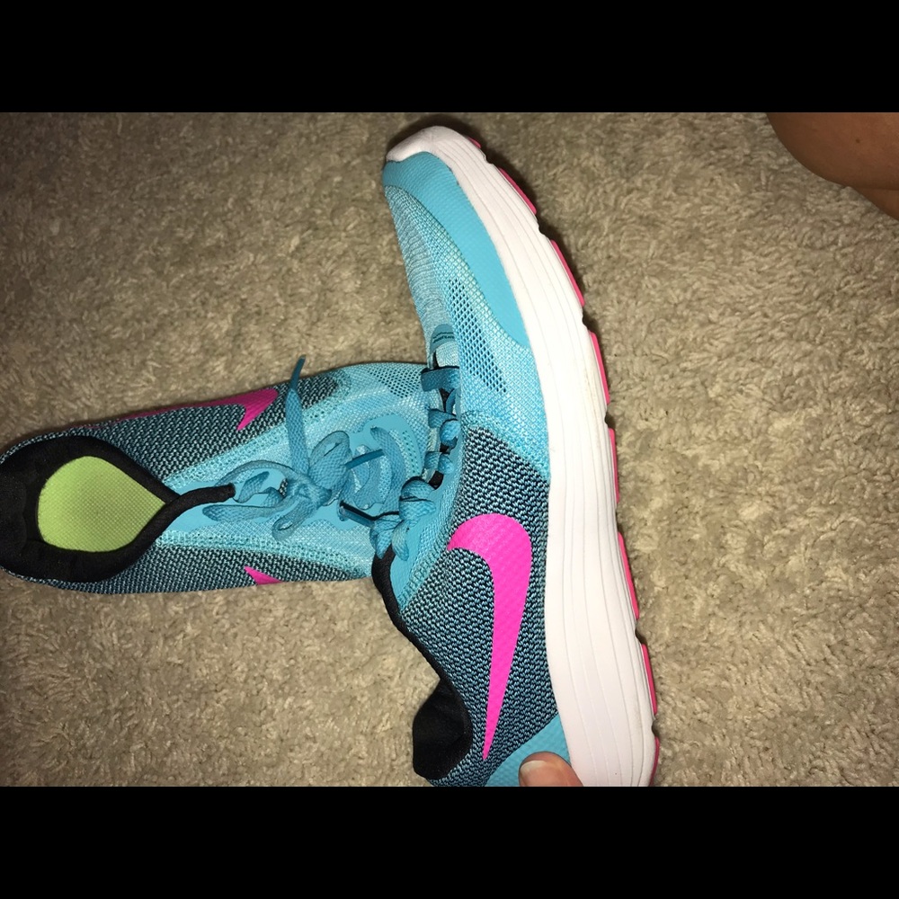 Girls Nike tennis shoes size 5.5